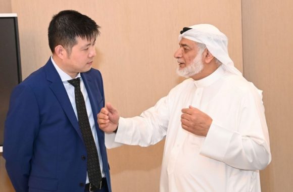 Etisalcom-and-Huawei-join-forces-to-revolutionize-Bahrains-digital-landscape1-580x380_c